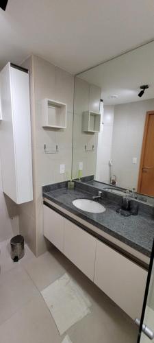 een badkamer met een wastafel en een grote spiegel bij Eco Resort - Praia dos Carneiros - ao lado da Igrejinha 227 in Tamandaré