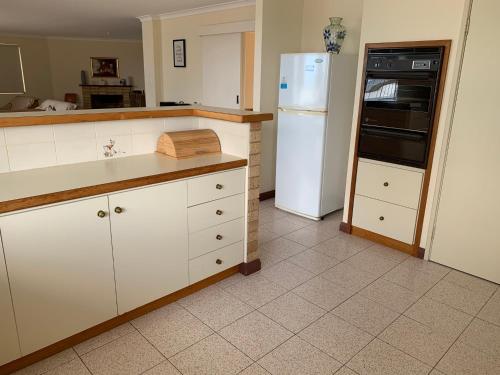 Η κουζίνα ή μικρή κουζίνα στο Ocean Vista Beach Stay