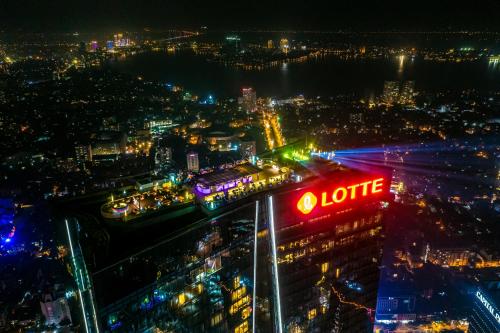 - une vue sur la ville la nuit dans l'établissement Lotte Hotel Hanoi, à Hanoï