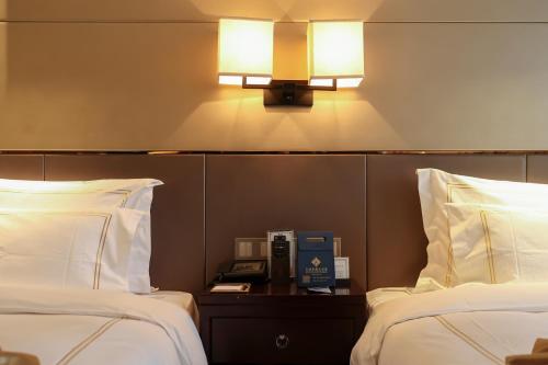 Postel nebo postele na pokoji v ubytování Tianhong Jinling Grand Hotel