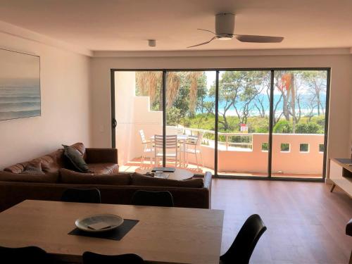 Ruang duduk di Camargue Beachfront Apartments