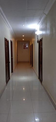 an empty hallway with doors and a hallwayngthngthngthngthngthngthngthngth at Manel Guesthouse and Restaurant in Sen Monorom