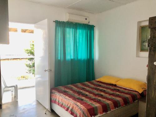 Ένα ή περισσότερα κρεβάτια σε δωμάτιο στο Casa Hospedaje Villaluz- a 5 minutos de la Playa