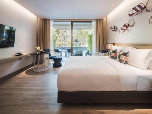 เตียงในห้องที่ Avani Plus Khao Lak Resort