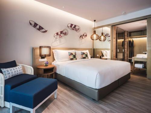 En eller flere senge i et værelse på Avani Plus Khao Lak Resort
