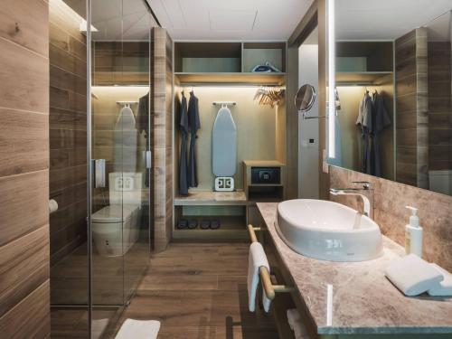 ห้องน้ำของ Avani Plus Khao Lak Resort