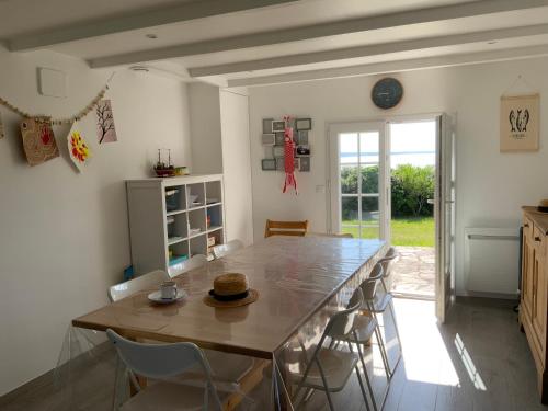 une cuisine avec une grande table et des chaises en bois dans l'établissement Maison de Lervilly - Face à l'Océan, à Audierne