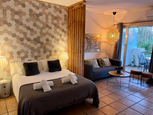 マルベーリャにあるPUERTO BANUS POL Suite y HADA Suiteのベッドルーム1室(ベッド1台、ソファ、椅子付)