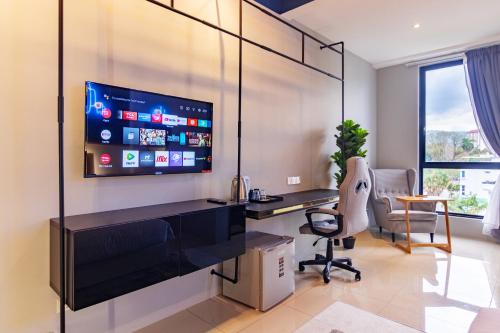 Μια τηλεόραση ή/και κέντρο ψυχαγωγίας στο Scott Signature Suites by ALV