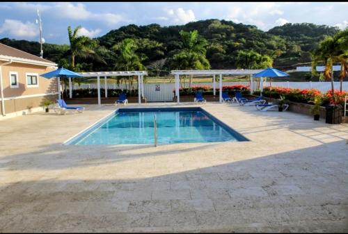 Majoituspaikassa Paradise Oasis at Oceanpointe - pool and free parking tai sen lähellä sijaitseva uima-allas