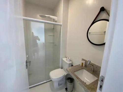 Praia Da CaueiraにあるFlat Praia da Caueira - Flat com piscina a 100m da praiaのトイレ、洗面台、鏡のあるバスルーム