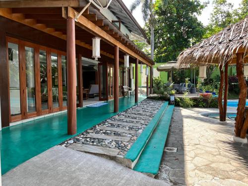 una casa con piscina accanto a un edificio di AWILIHAN PRIVATE PARADISE RESORT a Ambulong