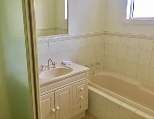 Koupelna v ubytování Wagga Apartments #7