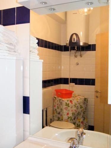 a bathroom with a tub and a toilet and a mirror at Appartamenti Calliope e Silvia, Giardini Naxos in Giardini Naxos