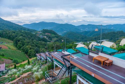 a resort with a view of a mountain at แสงเหนือแคมป์ปิ้งม่อนแจ่ม in Ban Mae Raem