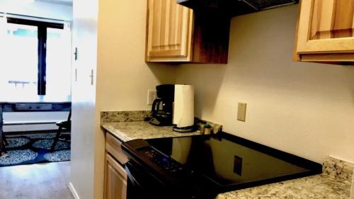 A kitchen or kitchenette at Captain's Quarters - Reduced Price Tours!