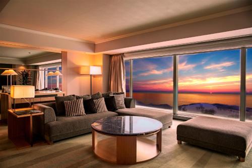 Posezení v ubytování Vignette Collection The Windsor Hotel TOYA by IHG