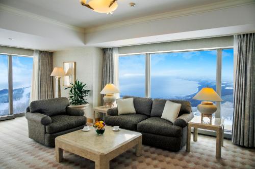 Posezení v ubytování Vignette Collection The Windsor Hotel TOYA by IHG
