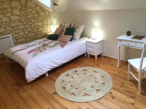 - une chambre avec un lit, une table et un bureau dans l'établissement Chambre d'hôtes, les Sentiers de l'Awen, à Louerre