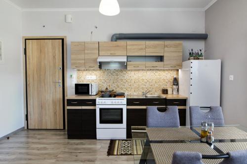 uma cozinha com uma mesa e um frigorífico branco em Stellina's new studio 5min from beach em Suda
