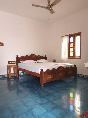 1 dormitorio con 1 cama grande en una habitación en TANJORE HOME STAY en Thanjāvūr