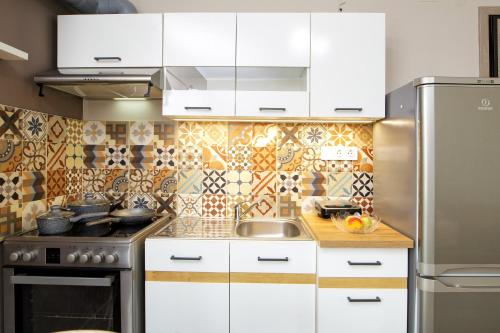 Una cocina o zona de cocina en Maria's modern studio 5min from beach