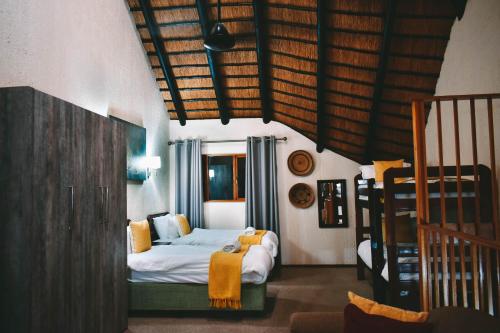 Katil atau katil-katil dalam bilik di INYAMATANE LUXURY LODGES at Kruger Park Lodge