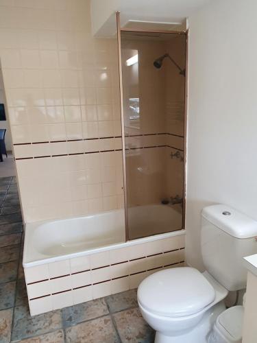 Ένα μπάνιο στο Burleigh Esplanade Apartments