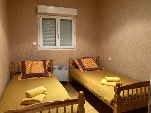 deux lits jumeaux dans une chambre avec fenêtre dans l'établissement Mas Catalan, à Torreilles