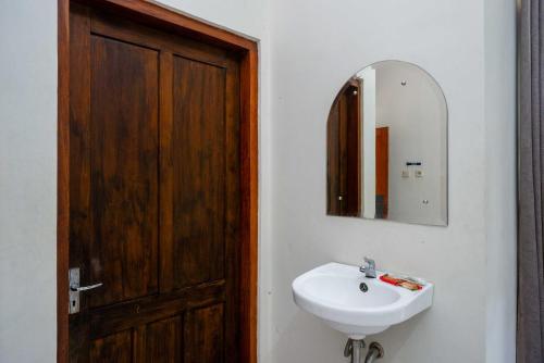 Phòng tắm tại Wisma Sanggrahan Syariah Yogyakarta Mitra RedDoorz