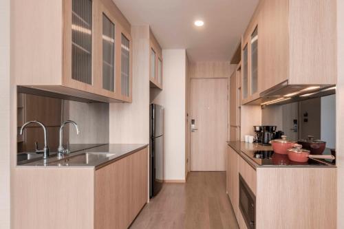 Кухня или мини-кухня в Wyndham Garden Bangkok Sukhumvit 42
