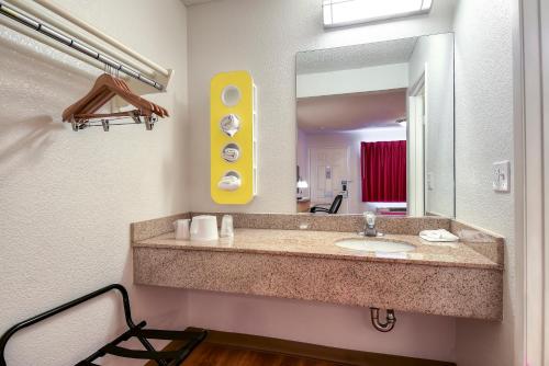 Ett badrum på Motel 6-Carlsbad, CA - East Near LEGOLAND
