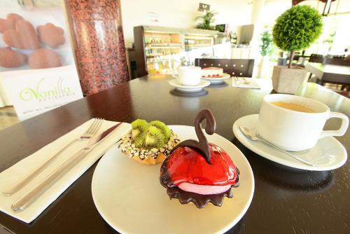 ein Tisch mit einem Teller Cupcakes und einer Tasse Kaffee in der Unterkunft Blue Bay Platinum in Marmaris