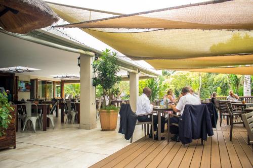 מסעדה או מקום אחר לאכול בו ב-Kruger Park Lodge - Luxury Inyamatane Chalets