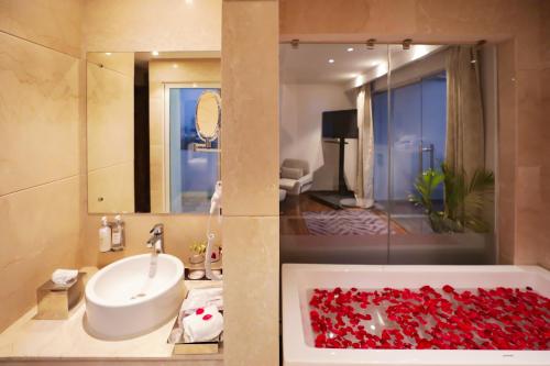 Gallery image of Regenta Suites Gurugram, Sohna Road, Sector 49 in Gurgaon