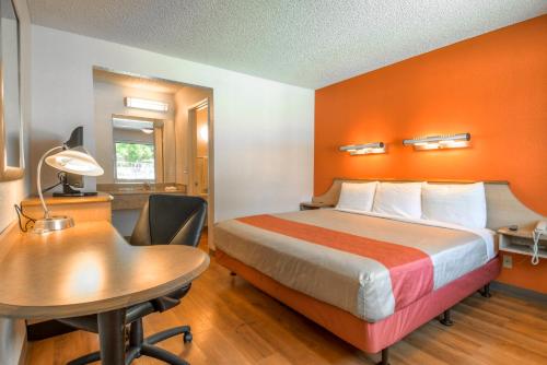 Llit o llits en una habitació de Motel 6-Carlsbad, CA - East Near LEGOLAND
