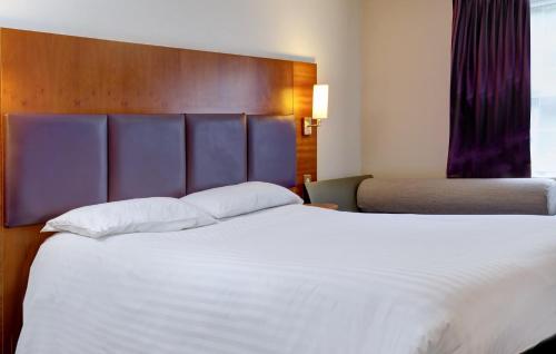 チョーリーにあるPlaza Chorley; Sure Hotel Collection by Best Westernのホテルの部屋にある大きな白いベッド