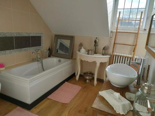a bathroom with a tub and a sink and a toilet at La Lilloise Villeneuve D'Ascq GD STADE Mauroy in Villeneuve d'Ascq