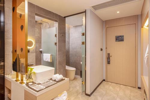 A bathroom at Marco Polo Hotel