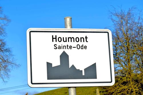 a sign for a hamont sineillesiesie at Gîte du Cheval Blanc à Houmont in Sainte-Ode
