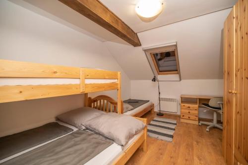 Poschodová posteľ alebo postele v izbe v ubytovaní Szobi Malomkert Lovarda