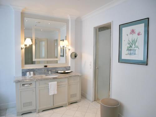 a bathroom with a sink and a mirror at Hotel Detmolder Hof in Detmold