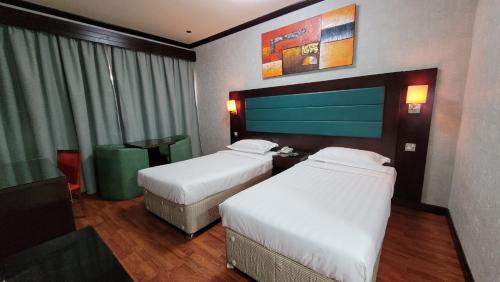 Llit o llits en una habitació de Strand Hotel