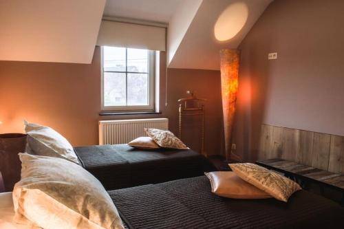 מיטה או מיטות בחדר ב-De Pluktuin