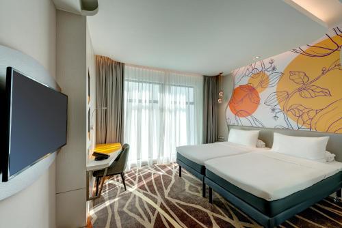 Ліжко або ліжка в номері ibis Styles Johor Iskandar Puteri