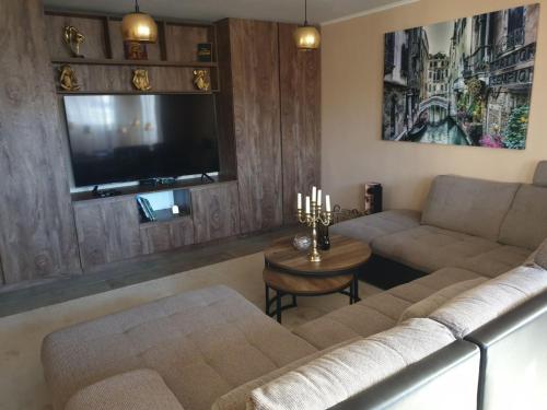 a living room with a couch and a tv at Casa Veneta in Oreshak