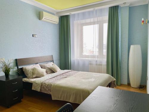 Un pat sau paturi într-o cameră la Tihomirnova apartments