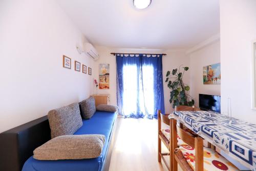 Pokój z łóżkiem, łóżkiem i łóżkiem oraz oknem w obiekcie Apartments Melita w mieście Zadar