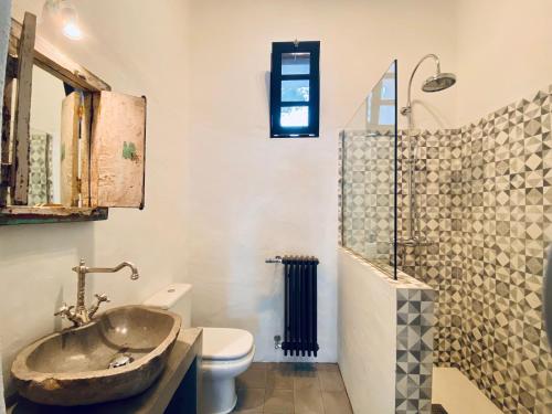 a bathroom with a sink and a toilet at Finca Curbelo in Uga