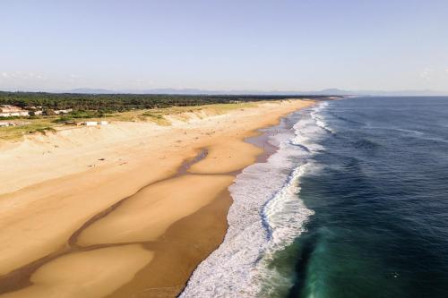 une vue aérienne d'une plage avec l'océan dans l'établissement Belambra Clubs Capbreton - Les Vignes, à Capbreton